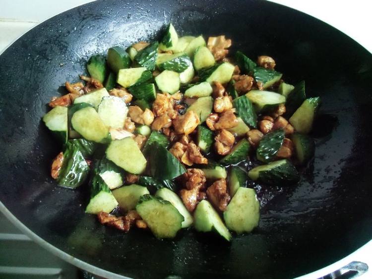 黄瓜焖鸡肉步骤7