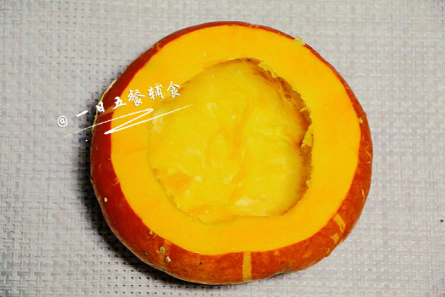 南瓜蒸香菇鸡肉步骤2