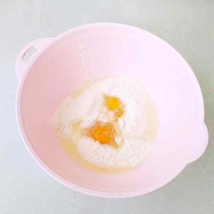 鸡肉丁酱油炒面步骤1