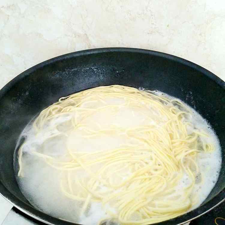 鸡肉丁酱油炒面步骤4