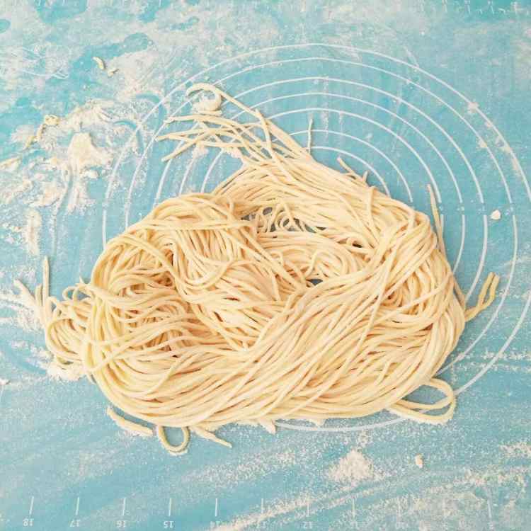 鸡肉丁酱油炒面步骤3