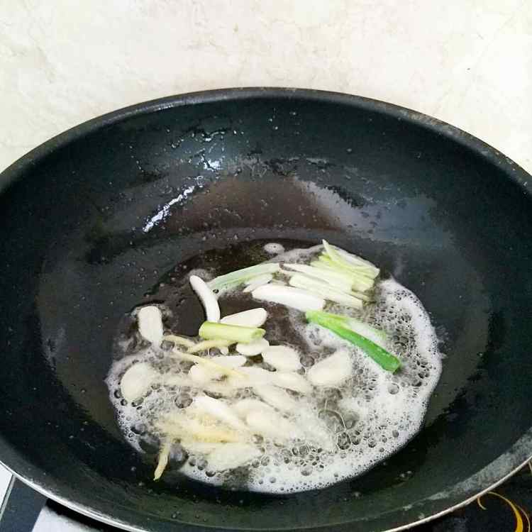 鸡肉丁酱油炒面步骤8
