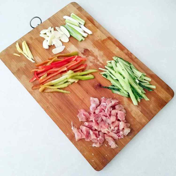 鸡肉丁酱油炒面步骤7