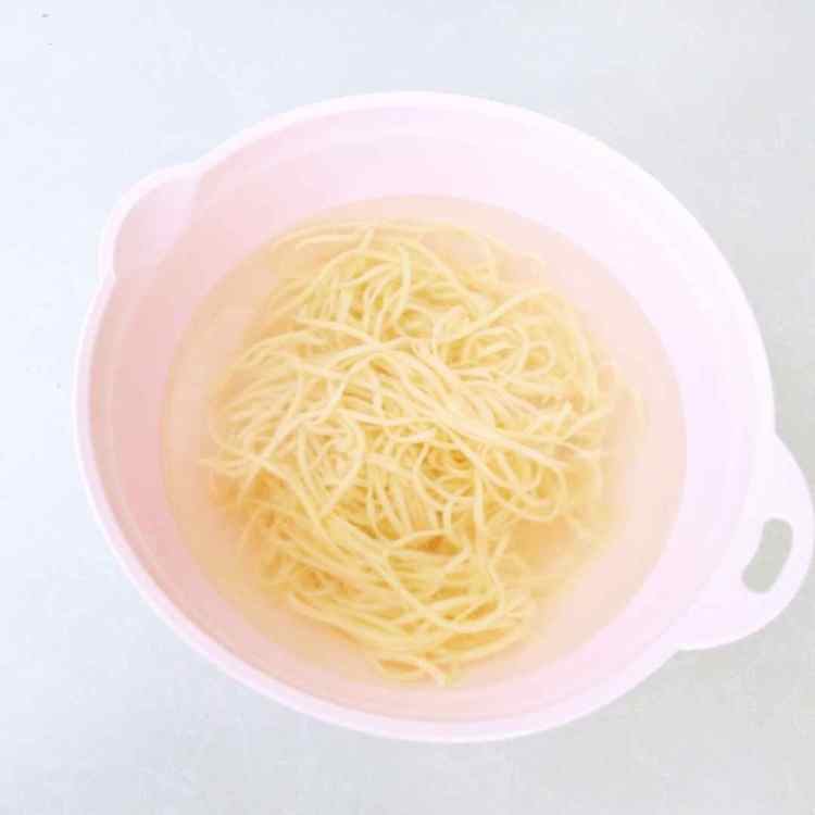 鸡肉丁酱油炒面步骤5