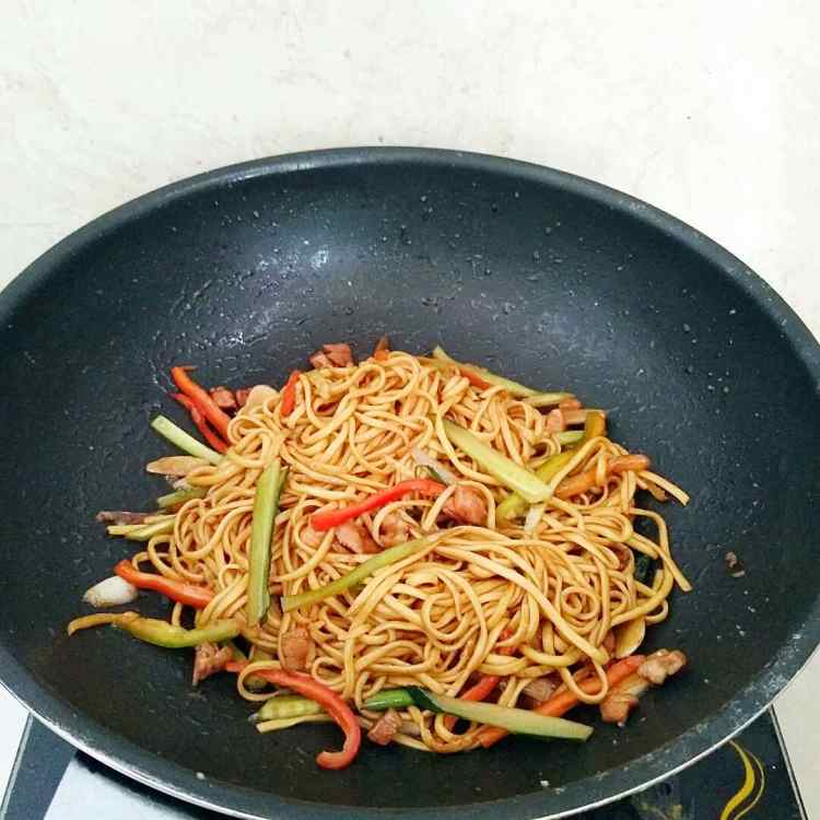 鸡肉丁酱油炒面步骤13