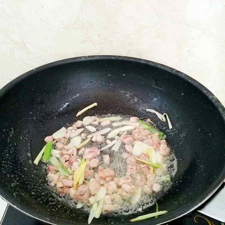 鸡肉丁酱油炒面步骤9