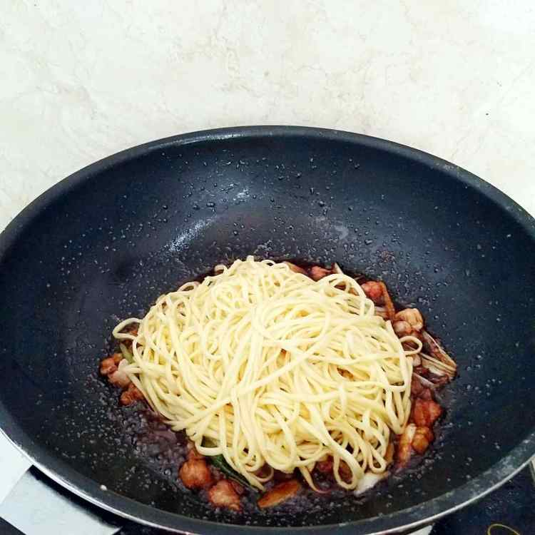 鸡肉丁酱油炒面步骤11
