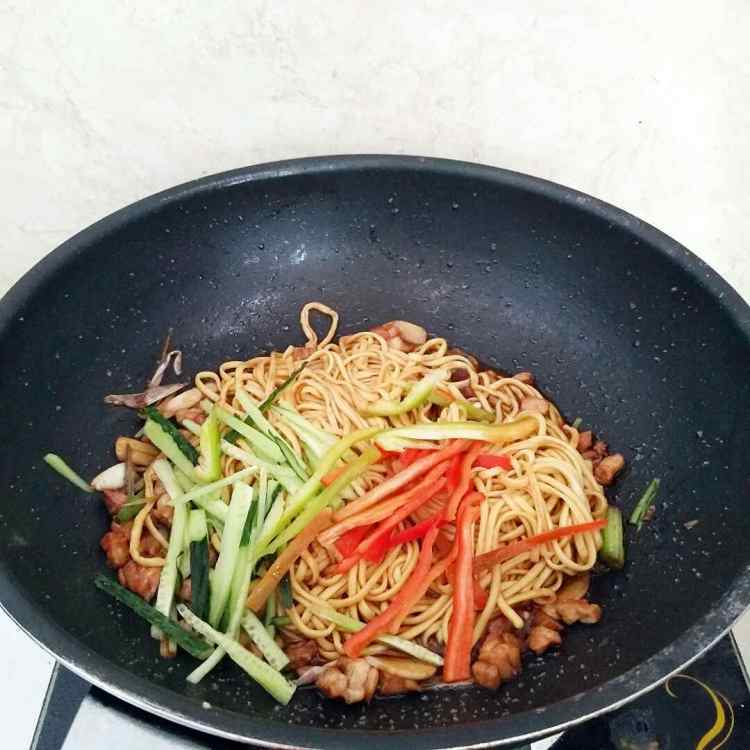 鸡肉丁酱油炒面步骤12