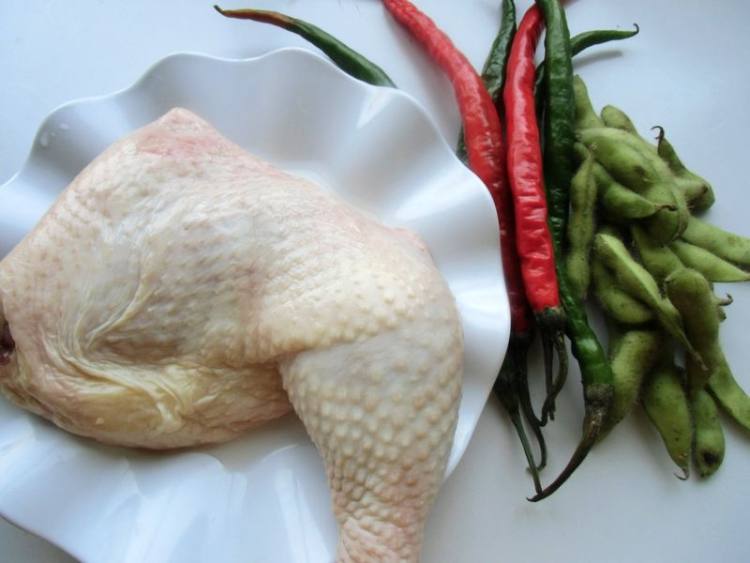 毛豆焖鸡肉步骤1