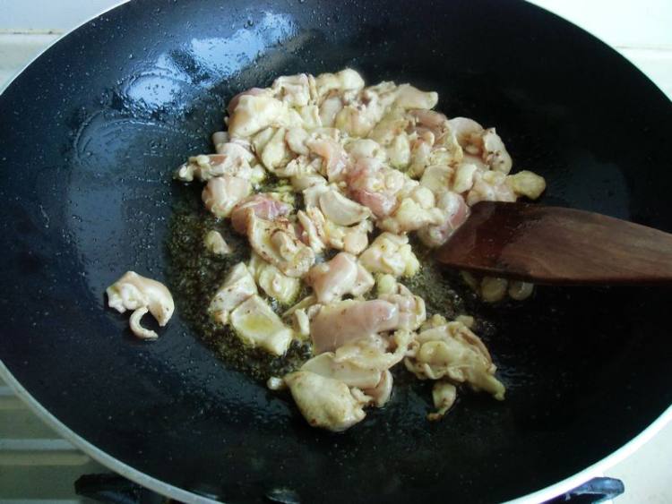 毛豆焖鸡肉步骤6