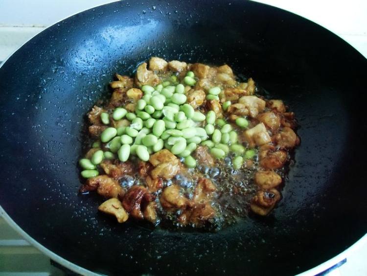 毛豆焖鸡肉步骤9
