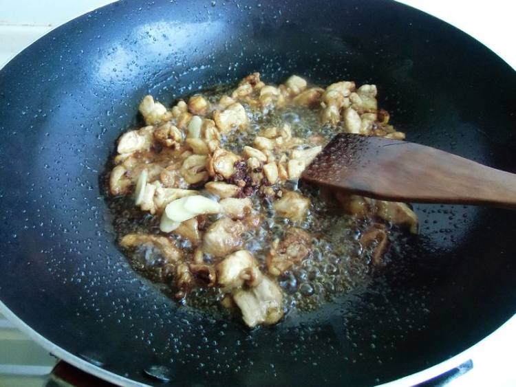 毛豆焖鸡肉步骤8