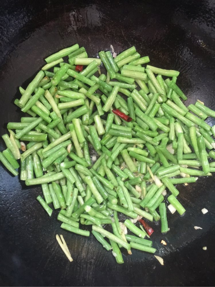豇豆爆鸡肉步骤7