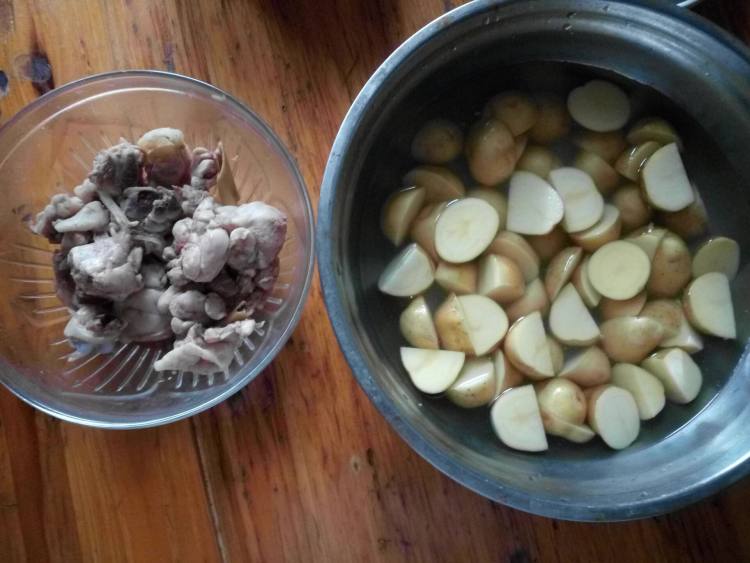鸡腿肉烧小土豆步骤1