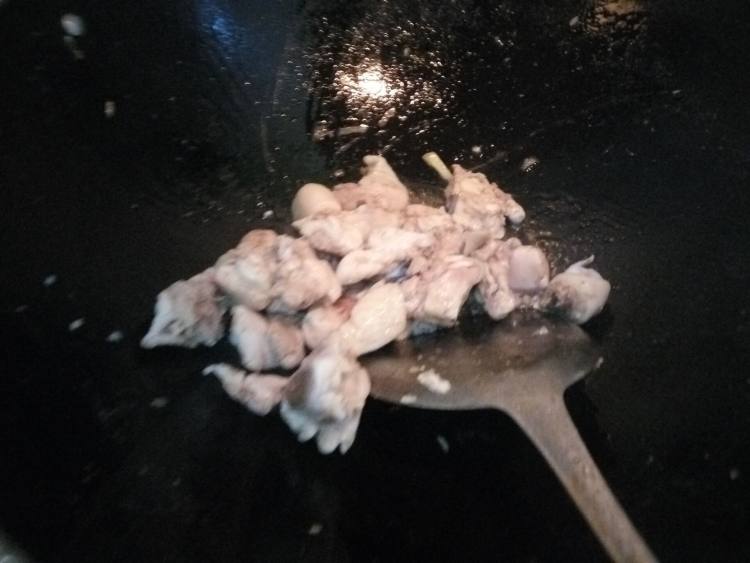 鸡腿肉烧小土豆步骤2