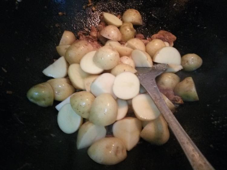 鸡腿肉烧小土豆步骤5
