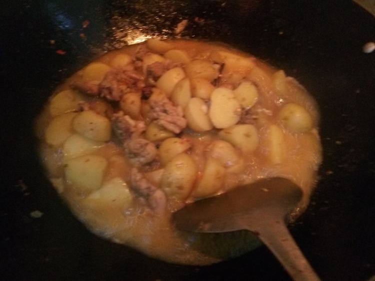 鸡腿肉烧小土豆步骤8