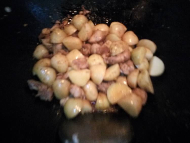鸡腿肉烧小土豆步骤6