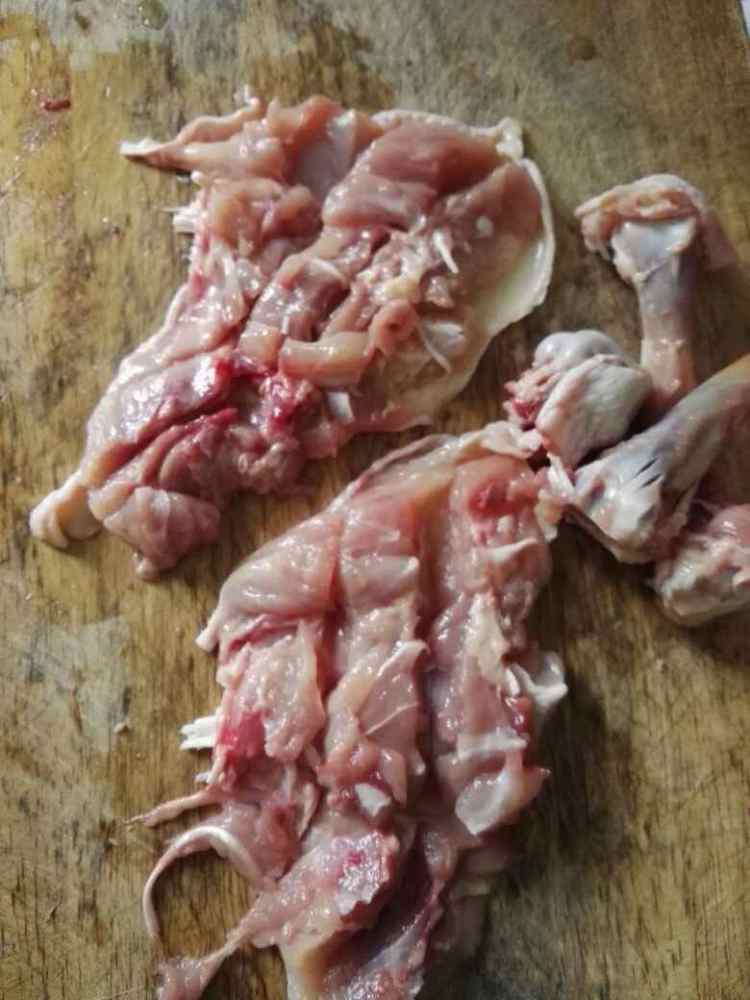 干煎鸡腿炒菇步骤1