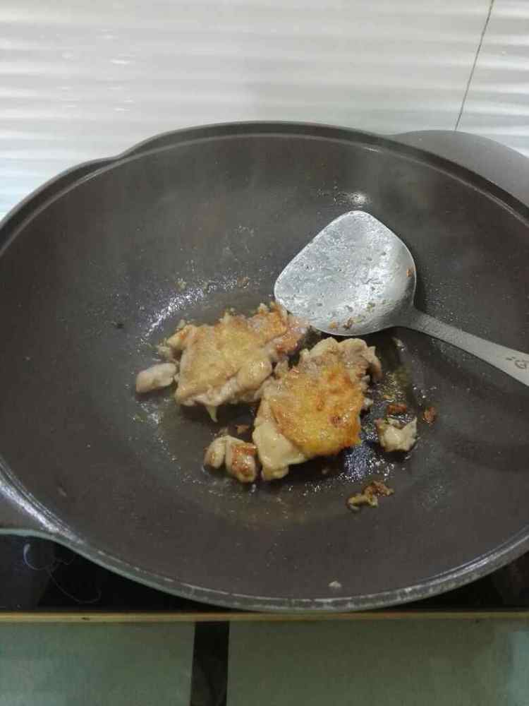 干煎鸡腿炒菇步骤5
