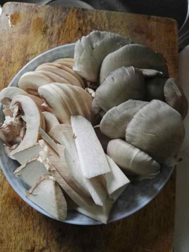 干煎鸡腿炒菇步骤2