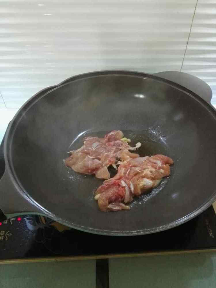 干煎鸡腿炒菇步骤4