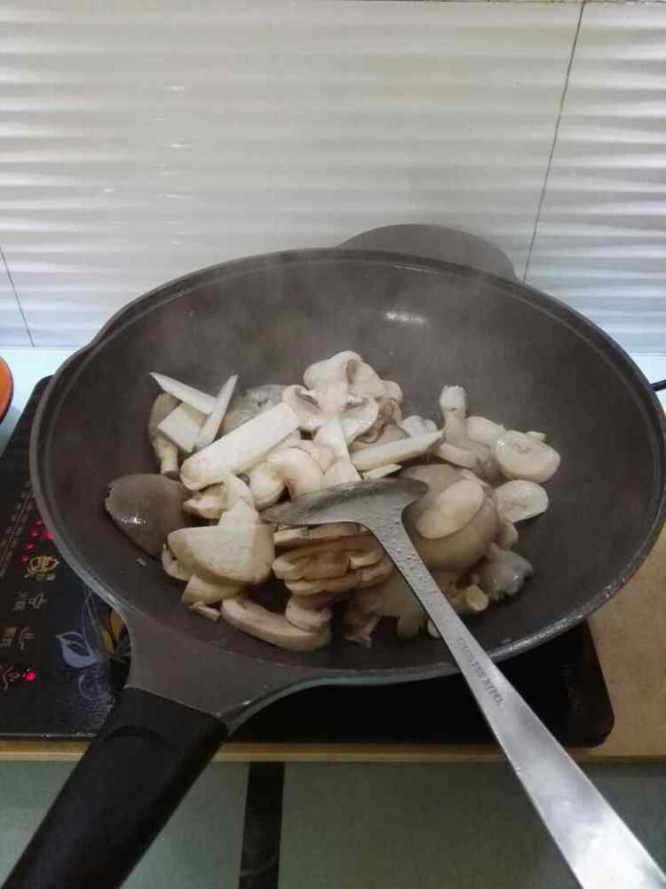 干煎鸡腿炒菇步骤6