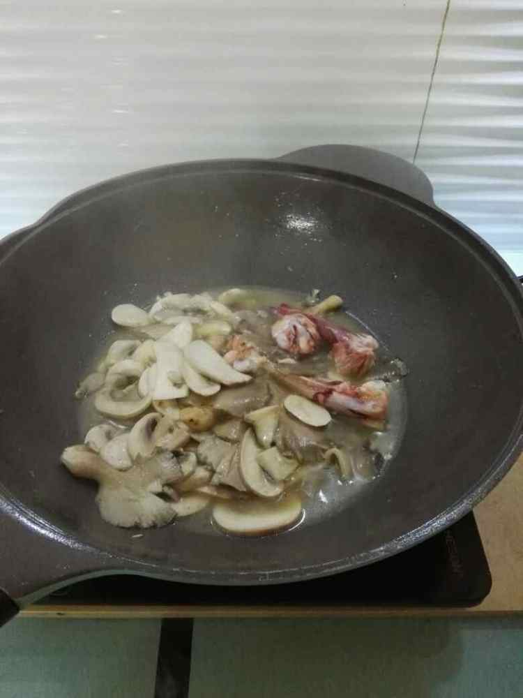 干煎鸡腿炒菇步骤7