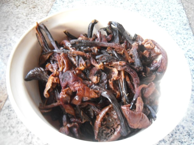 蘑菇炖小鸡步骤2