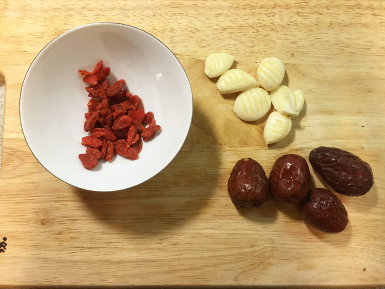燉蒜头鸡腿汤步骤2