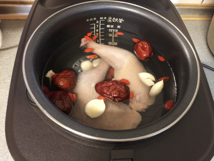 燉蒜头鸡腿汤步骤5