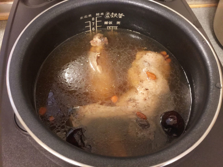 燉蒜头鸡腿汤步骤7