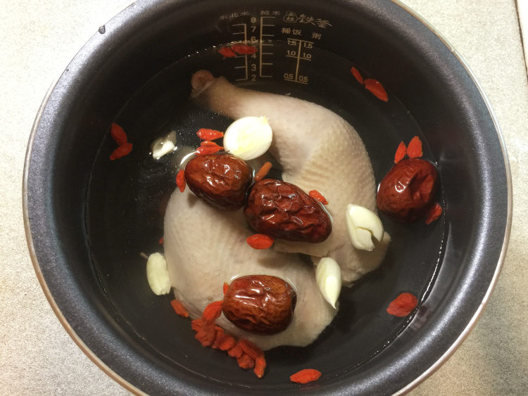 燉蒜头鸡腿汤步骤4