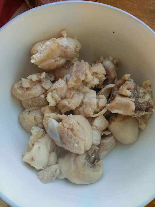 腐竹木耳烧鸡腿步骤2