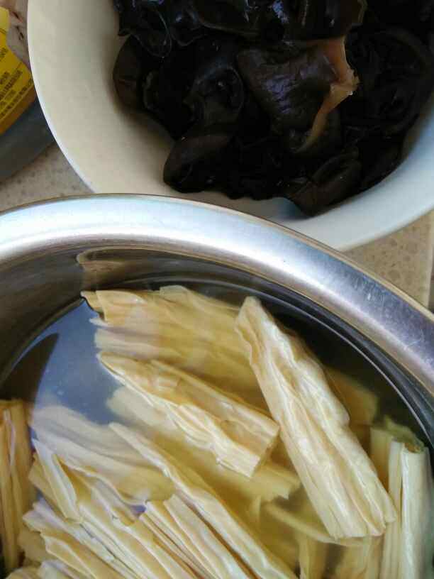 腐竹木耳烧鸡腿步骤3