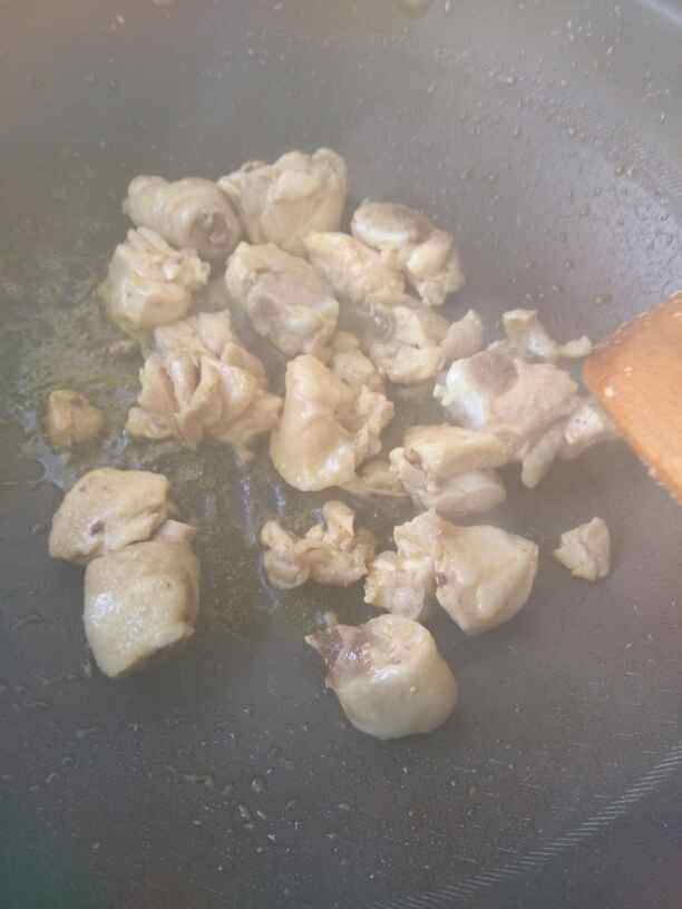 腐竹木耳烧鸡腿步骤4