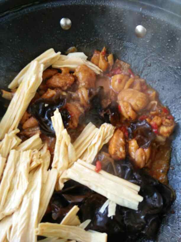 腐竹木耳烧鸡腿步骤6