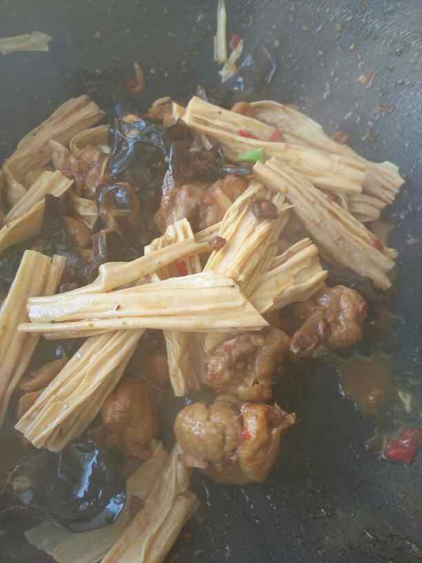 腐竹木耳烧鸡腿步骤7