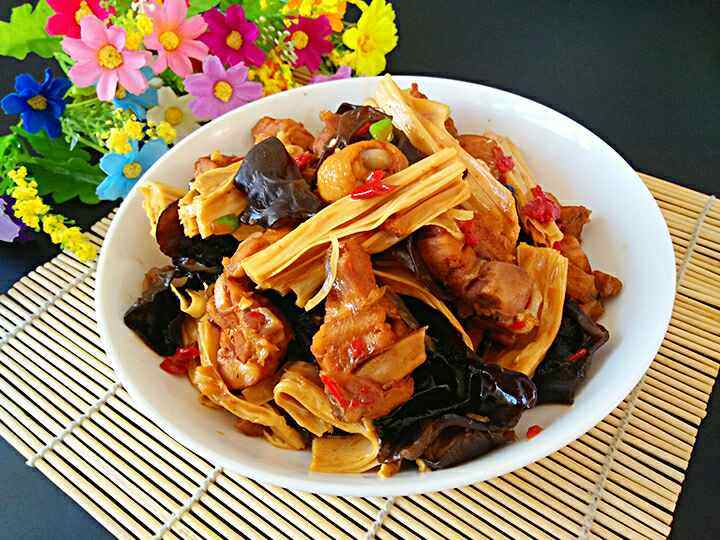 腐竹木耳烧鸡腿步骤8