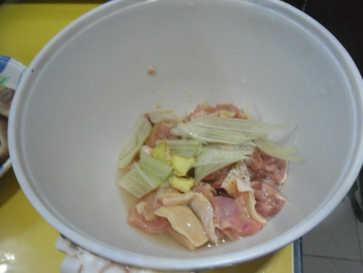 香菇烧鸡块步骤4