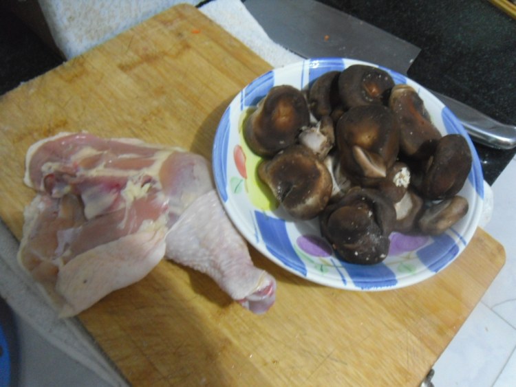 香菇烧鸡块步骤1