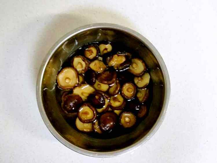 砂锅香菇鸡腿煲步骤1