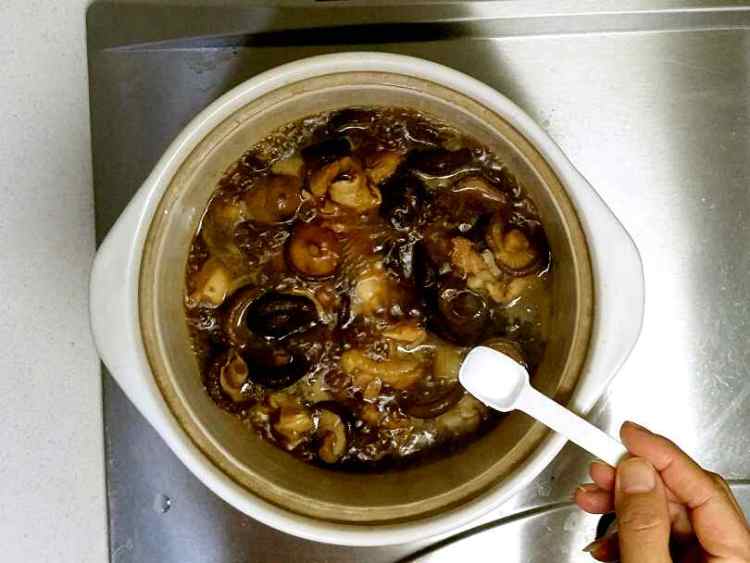 砂锅香菇鸡腿煲步骤10