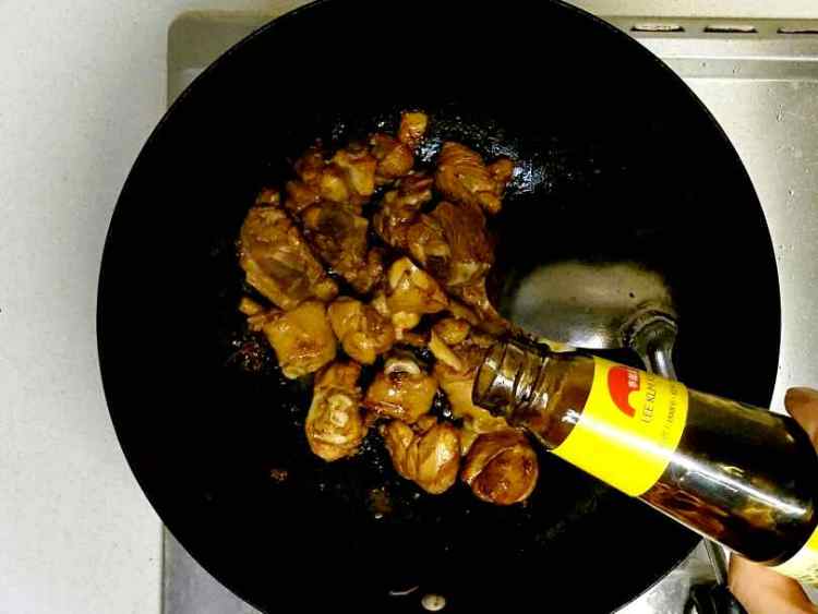 砂锅香菇鸡腿煲步骤7