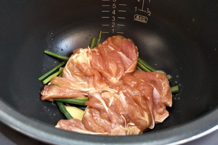 电饭煲【姜葱焗鸡腿】步骤3