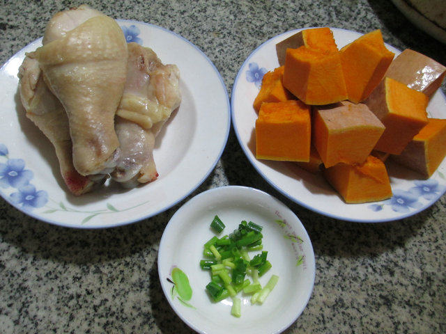 南瓜鸡腿汤步骤1