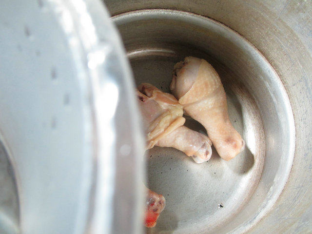 南瓜鸡腿汤步骤2