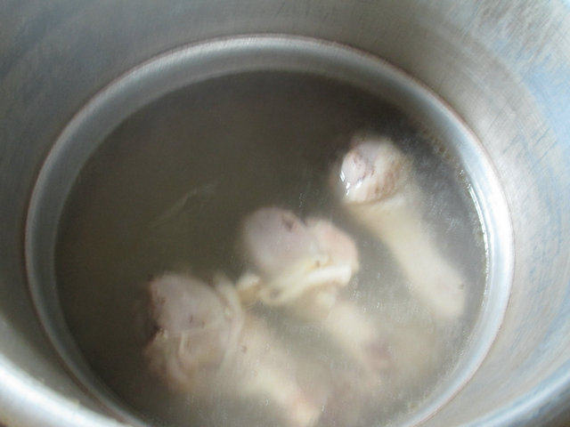 南瓜鸡腿汤步骤5