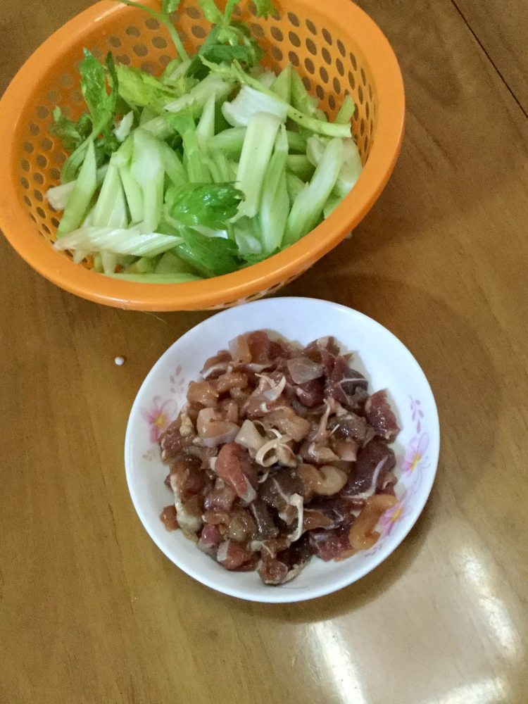 双肉炒西芹步骤2