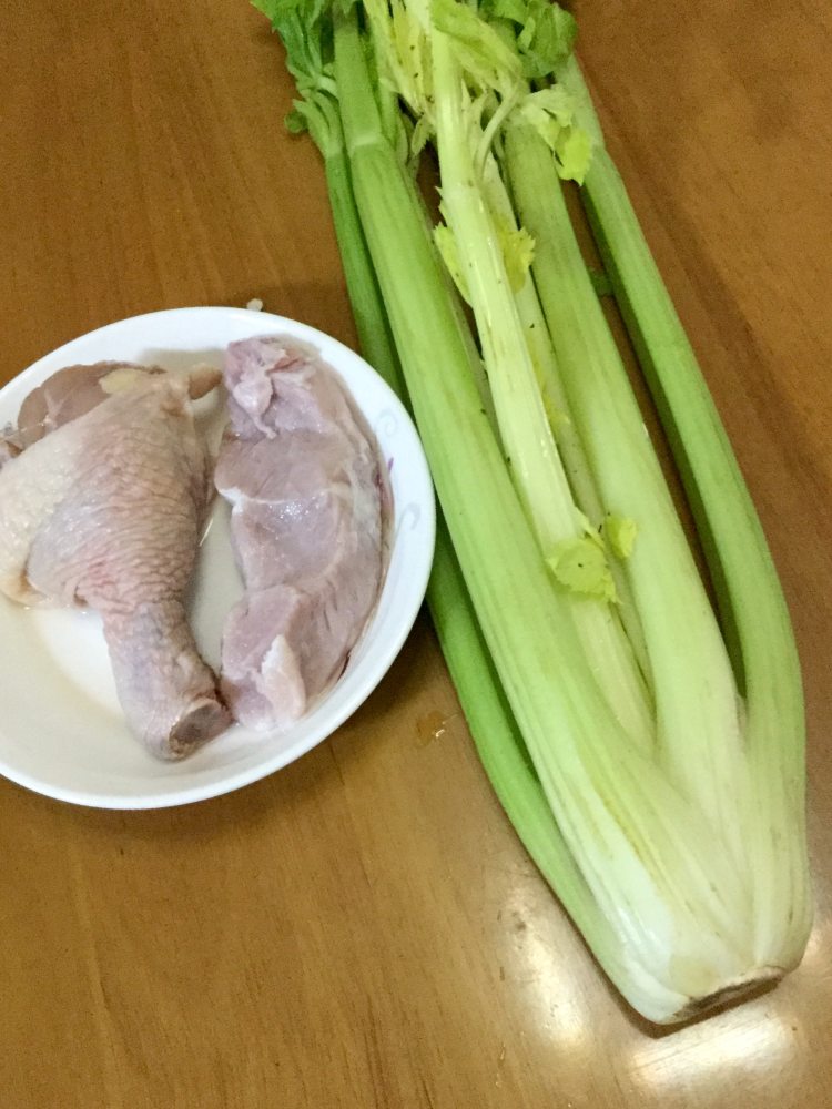 双肉炒西芹步骤1